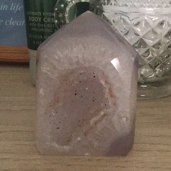 Druzy agate stand polished pale purples and pinks - Picture 3 of 7